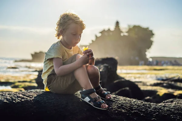 Jongen Toeristische Achtergrond Van Tanah Lot Tempel Oceaan Bali Indonesië — Stockfoto