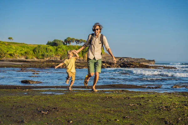 Padre Hijo Turistas Fondo Tanah Lot Templo Océano Bali Indonesia — Foto de Stock