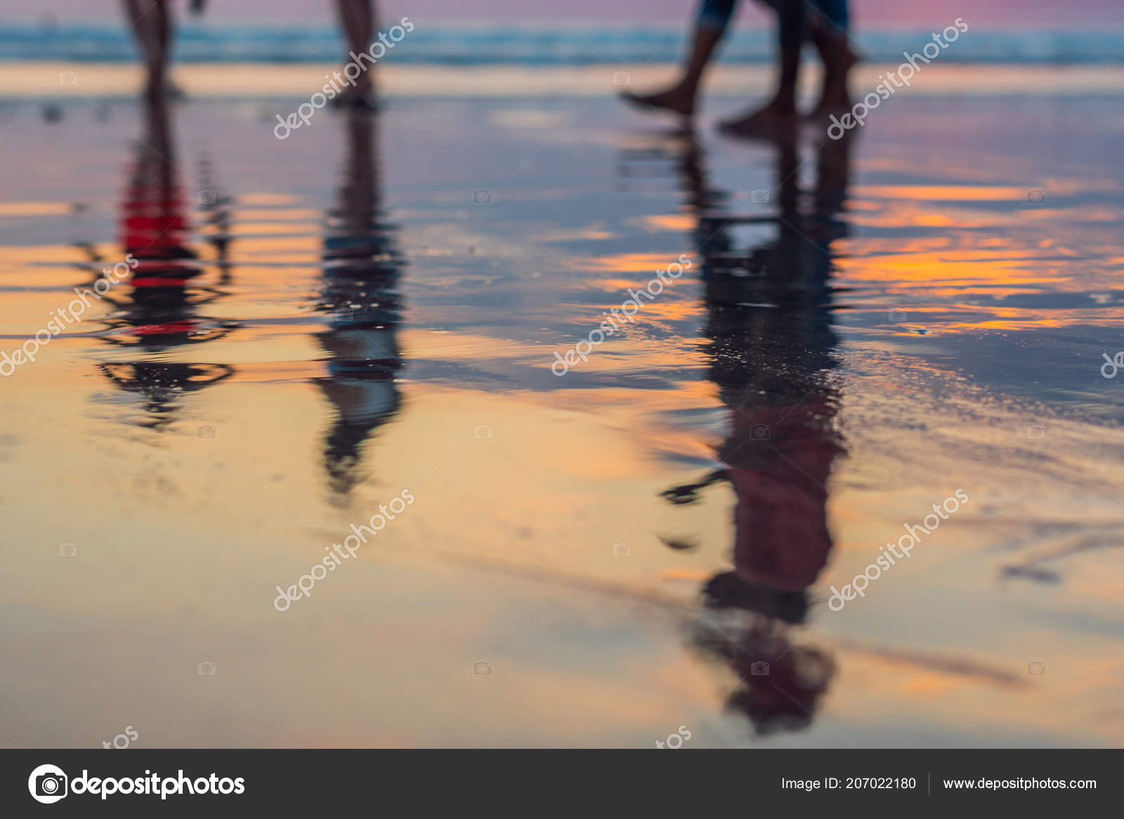 Silhouette Couple Marcher Parler Sur Plage Avec Ombre