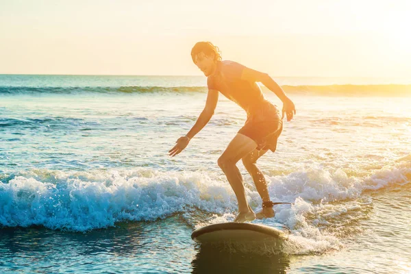 Giovane Principiante Surfer Impara Fare Surf Una Schiuma Mare Sull — Foto Stock