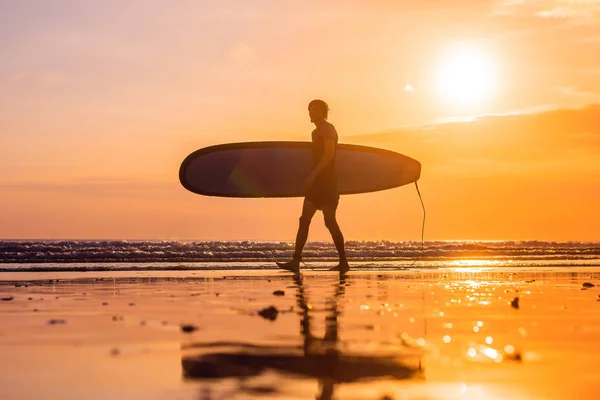 Vacation Silhouette Surfer Carrying His Surf Board Home Sunset Copy — Stock Photo, Image