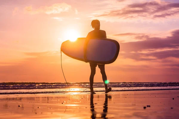 Urlaubssilhouette Eines Surfers Der Sein Surfbrett Bei Sonnenuntergang Mit Kopierraum — Stockfoto