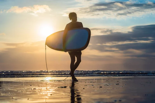 Urlaubssilhouette Eines Surfers Der Sein Surfbrett Bei Sonnenuntergang Mit Kopierraum — Stockfoto
