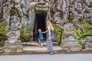Anne ve oğlu turist olarak Eski Hindu Tapınağı, Goa Gajah Ubud Endonezya Bali Adası yakınlarında vardır. Çocuk kavramı ile Bali seyahat.
