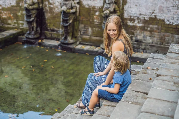 Mãe Filho São Turistas Templo Hindu Antigo Goa Gajah Perto — Fotografia de Stock