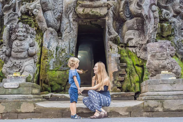 Moeder Zoon Zijn Toeristen Oude Hindoe Tempel Van Goa Gajah — Stockfoto
