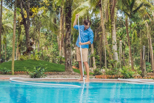 Reiniger Voor Het Zwembad Man Een Blauw Shirt Met Reinigingsapparatuur — Stockfoto