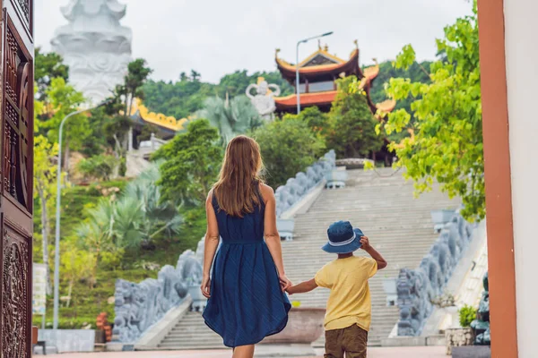 Felices Turistas Mamá Hijo Pagoda Viajar Asia Concepto Viajar Con — Foto de Stock