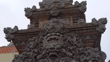steadicam atış heykeller ve kapı Puri Saren Kraliyet Sarayı, Ubud, Bali