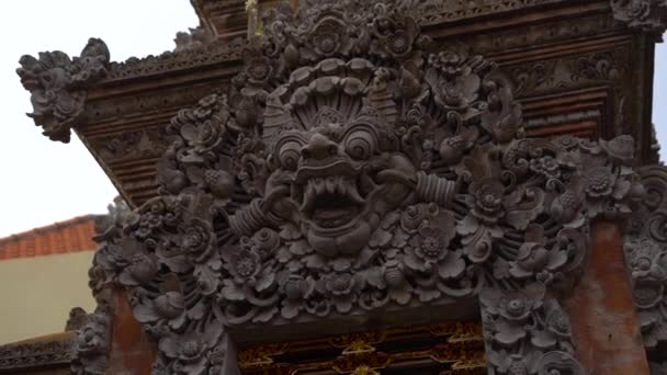 Slowmotion steadicam shot of the Puri Saren Royal Palace, Ubud. Bali — Stock Video