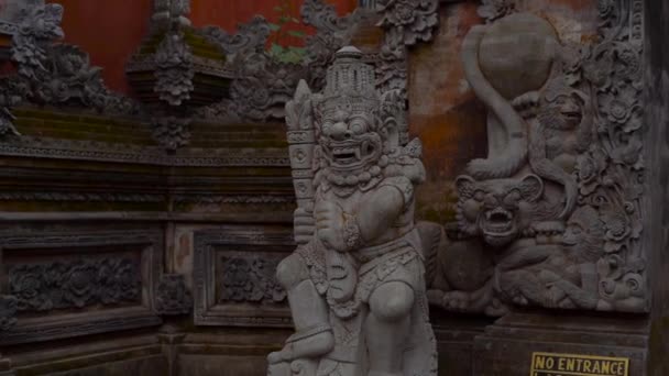 Slowmotion steadicam Puri Saren Kraliyet Sarayı, Ubud bir kadeh. Bali — Stok video