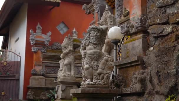 Slowmotion steadicam shot of the Puri Saren Royal Palace, Ubud. Bali — Stock Video