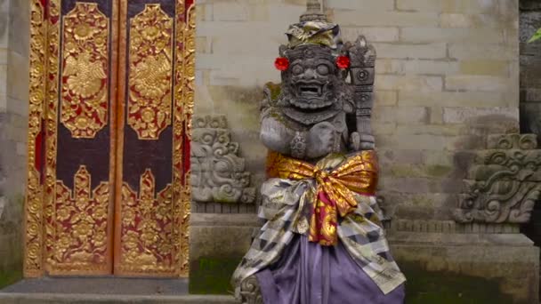 Slowmotion steadicam shot of the Puri Saren Royal Palace, Ubud. Bali — Stock Video