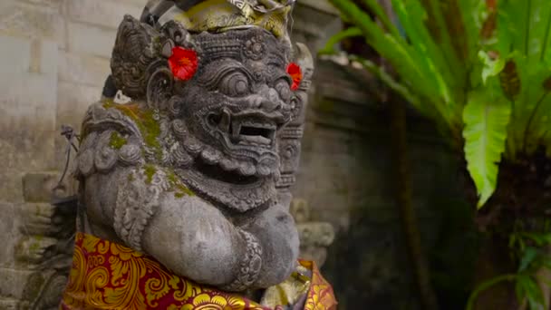 Tikje steadicam shot van het Puri Saren Koninklijk Paleis, Ubud. Bali — Stockvideo