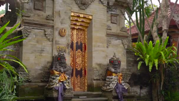 Zeitlupen-Steadicam-Aufnahme des puri saren königlichen Palastes, Ubud. bali — Stockvideo