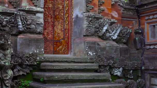 Steadicam shot of the Pura Taman Saraswati temple, Ubud. Бали — стоковое видео