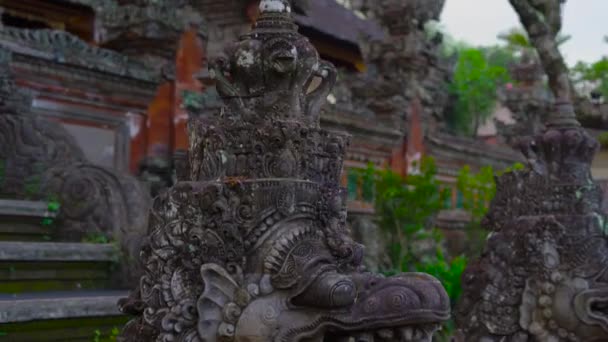 Steadicam shot of the Pura Taman Saraswati temple, Ubud. Бали — стоковое видео
