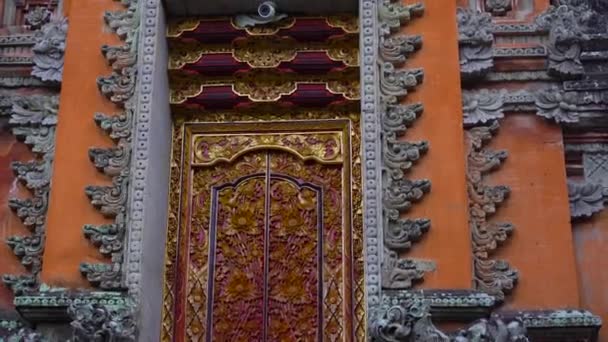 Steadicam shot of the Pura Taman Saraswati temple, Ubud. Bali — Stock Video