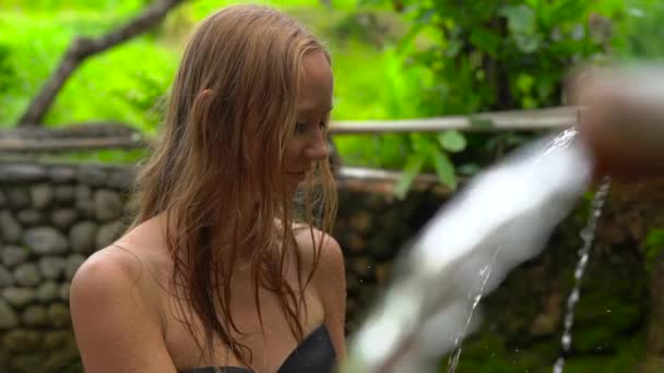 Belleza Mujer Joven Tomando Ducha Utilizando Fuentes Antiguas Jardín Durante — Vídeo de stock