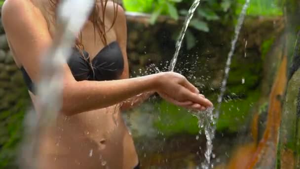 白天在花园里用旧喷泉洗澡的美女年轻女子 — 图库视频影像