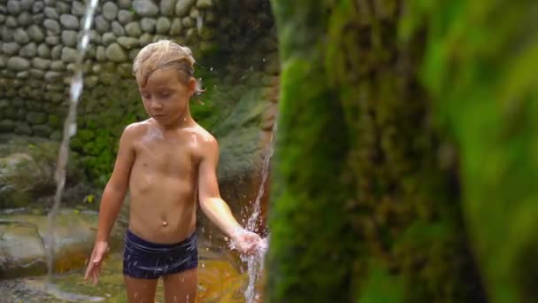 Menino Jovem Mulher Tomando Banho Sob Riachos Fontes Termais Selvagens — Vídeo de Stock