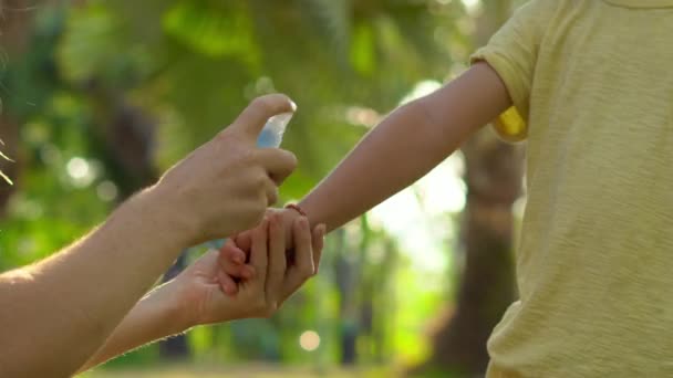 Mamma Figlio Usano Spray Zanzare Spruzzatura Repellente Insetti Sulla Pelle — Video Stock