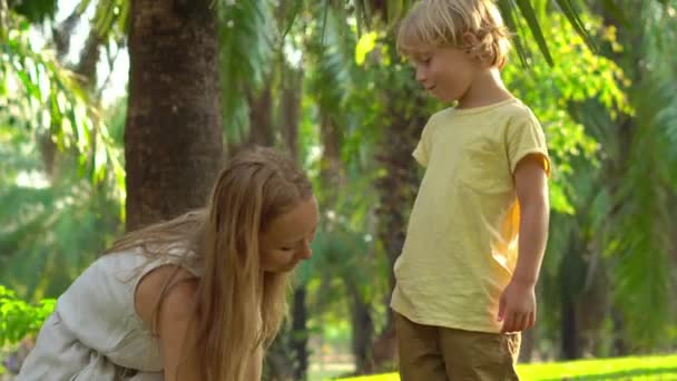 Mamma Och Son Använda Myggspray Sprutar Insektsmedel Huden Utomhus — Stockvideo