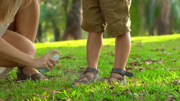 Moeder Zoon Mug Neusspray Gebruikt Insectenwerend Middel Spuiten Huid Buiten — Stockvideo