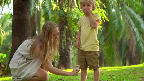 Mutter Und Sohn Verwenden Mückenspray Sprühen Von Insektenschutzmitteln Auf Die — Stockvideo