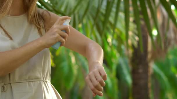 女性の昼間の屋外の肌に虫除けをスプレー — ストック動画