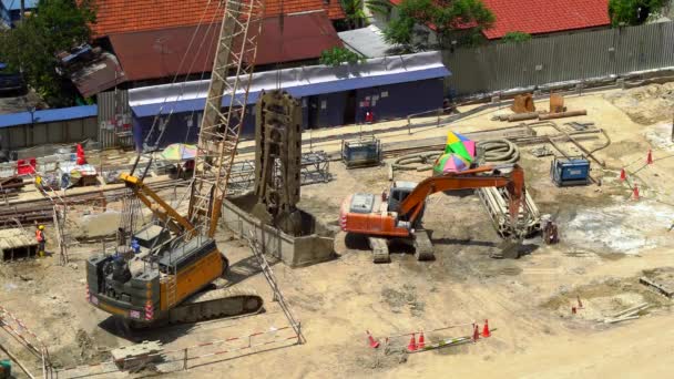 Bagger Gräbt Löcher Für Fundament Der Baustelle — Stockvideo