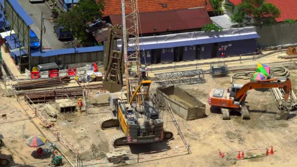 Bagger Gräbt Löcher Für Fundament Der Baustelle — Stockvideo