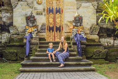 Anne ve oğlu turist Ubud Sarayı, Bali - Ubud içinde Sarayı, Bali, Endonezya. Çocuk kavramı ile seyahat.