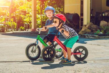 Anne ve oğlu pirinç terasları, Ubud, Bali, Endonezya'nın arka planda pirinç alan üzerinde. Çocuk kavramı ile seyahat. Uygulamada çocuklara öğretmek