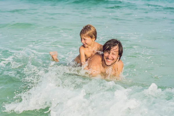 Papai Brinca Com Seu Filho Mar — Fotografia de Stock