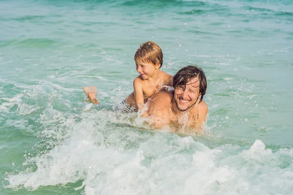 Papà Gioca Con Suo Figlio Mare — Foto Stock