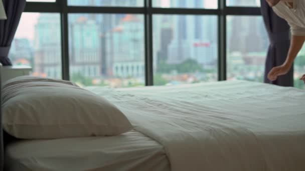 Суперслоументний знімок молодого чоловіка, що падає на ліжко — стокове відео