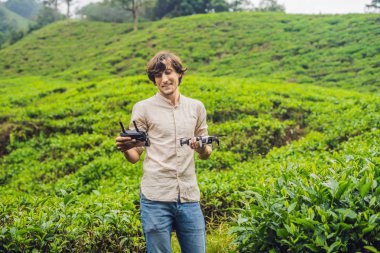 Erkekler turistik bir çay plantasyon adlı uçak başlatmak çalışır. Doğal seçili, taze çay çay çiftlik Cameron Highlands, Malezya bırakır. Eko-turizm kavramı.