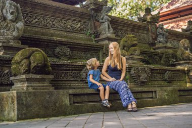 Anne ve oğlu yolcuları maymun orman, Bali Endonezya Ubud ormanda keşfetmek. Çocuk kavramı ile seyahat.