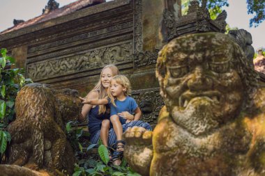 Anne ve oğlu yolcuları maymun orman, Bali Endonezya Ubud ormanda keşfetmek. Çocuk kavramı ile seyahat.