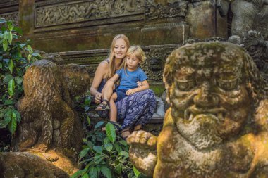 Anne ve oğlu yolcuları maymun orman, Bali Endonezya Ubud ormanda keşfetmek. Çocuk kavramı ile seyahat.