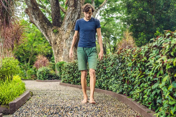 Man Walking Textured Cobble Pavement Riflessologia Pietre Ghiaia Sul Marciapiede — Foto Stock