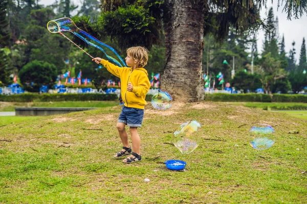 Menino Bonito Está Brincando Com Grandes Bolhas Livre Durante Dia — Fotografia de Stock