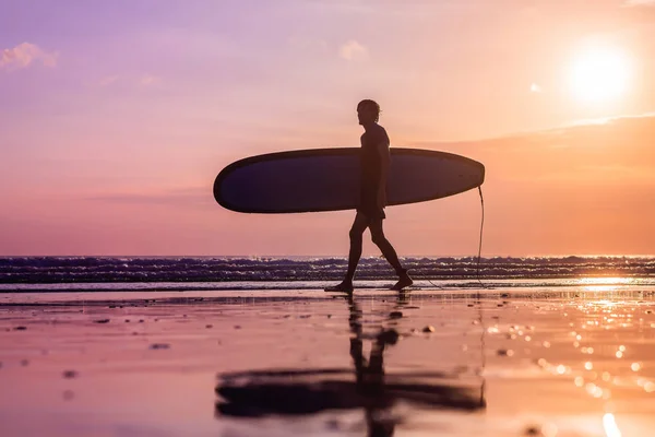 Urlaubssilhouette Eines Surfers Der Sein Surfbrett Bei Sonnenuntergang Mit Kopierraum — Stockfoto