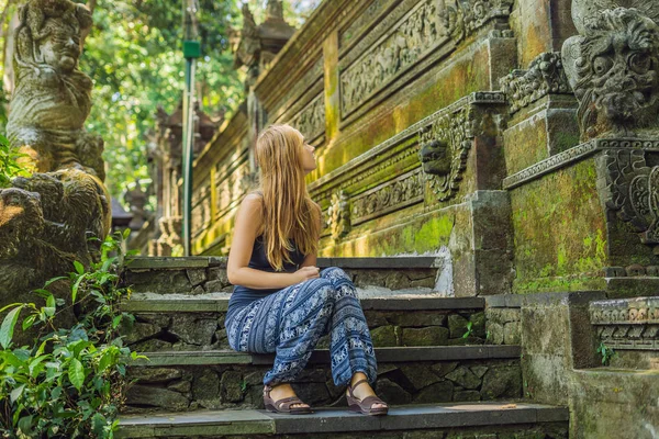 Junge Touristin Erkundet Den Affenwald Ubud Bali Indonesien — Stockfoto