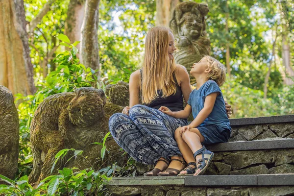 Máma Syn Cestovatelé Objevování Lesa Ubud Monkey Forest Bali Indonésie — Stock fotografie