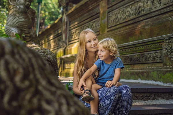 Mamma Och Son Resenärer Att Upptäcka Ubud Skog Monkey Forest — Stockfoto