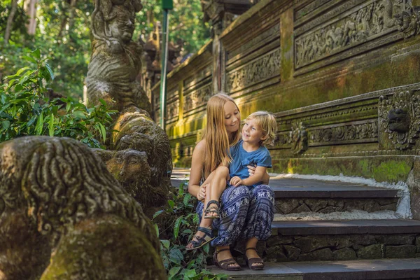 Anne Oğlu Yolcuları Maymun Orman Bali Endonezya Ubud Ormanda Keşfetmek — Stok fotoğraf