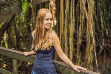 Genç kadın turist Ubud, Bali, Endonezya maymun ormanda araştırıyor.