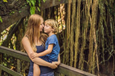 Anne ve oğlu yolcuları maymun orman, Bali Endonezya Ubud ormanda keşfetmek. Çocuk kavramı ile seyahat.